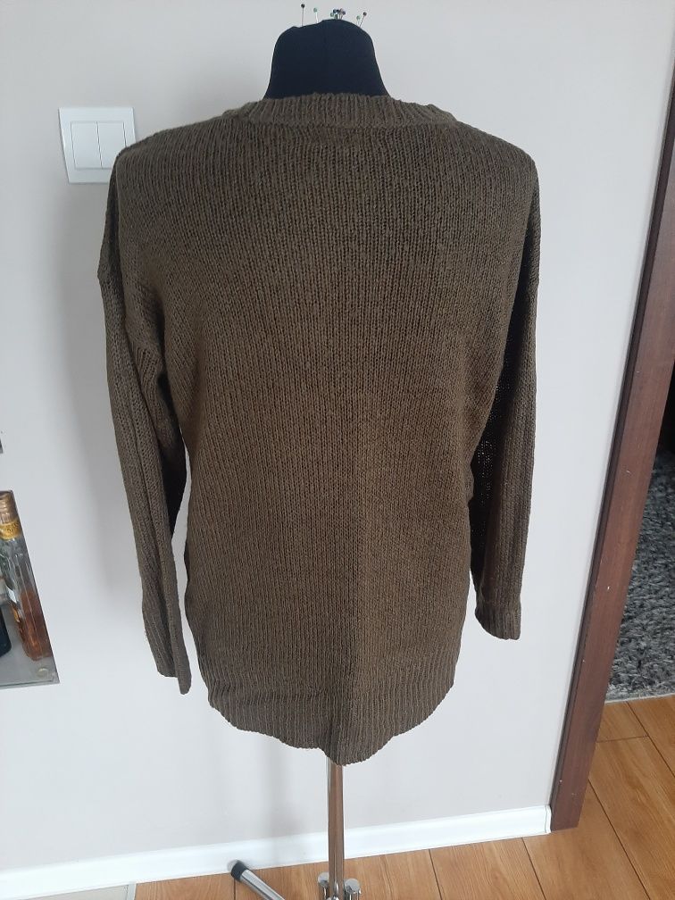 Sweter khaki z długim rękawem i dłuższym tyłem
