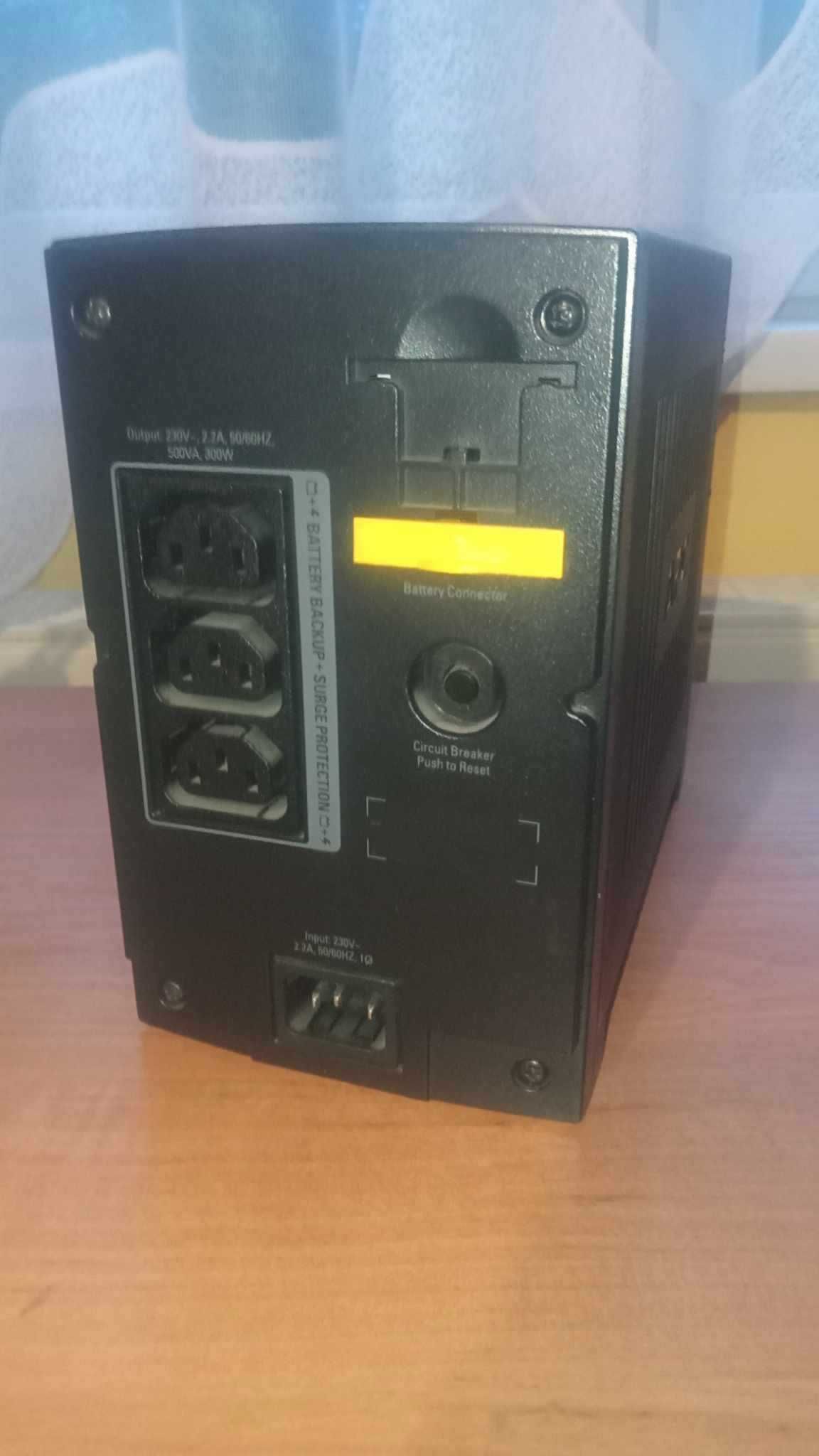 APC Back-UPS 500 (500VA/300W, 3xIEC, AVR)