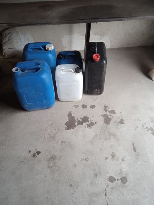 Конистры  металические и пластиковые 20 лит  20 литровые