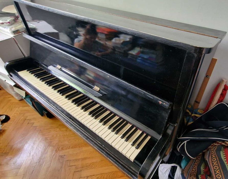 Pianino Ukraina - mosiężna płyta, piękny dźwięk