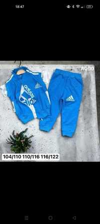 Komplety dresowe adidas.