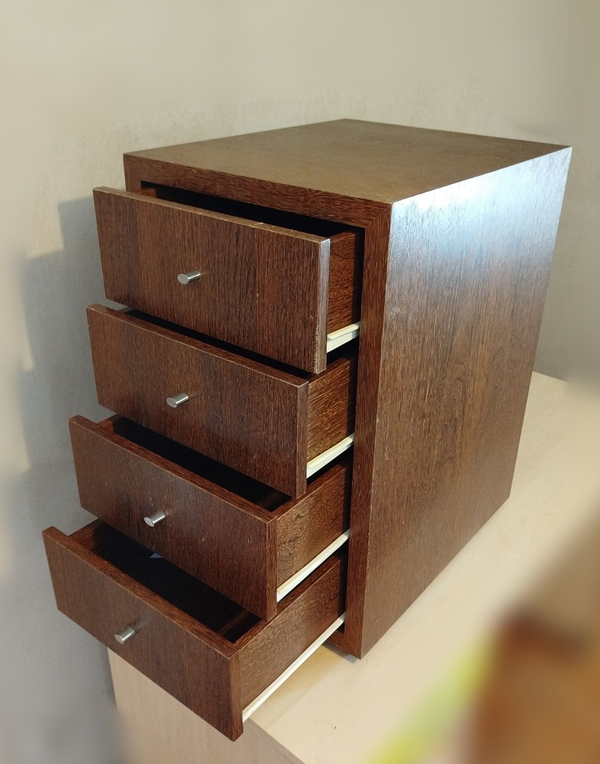 Mesa de cabeceira em madeira