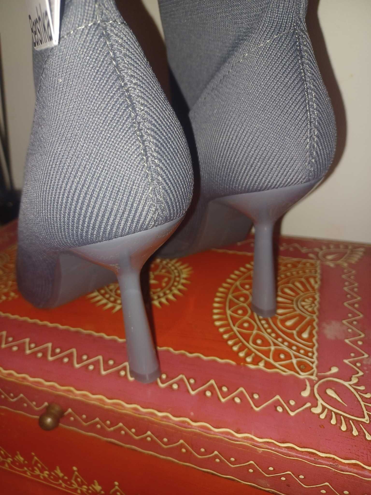 Botins da Bershka em lycra cinzentos novos com etiqueta