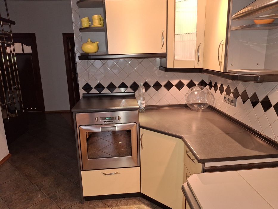 Meble kuchenne z okapem, piekarnikiem i zlewem