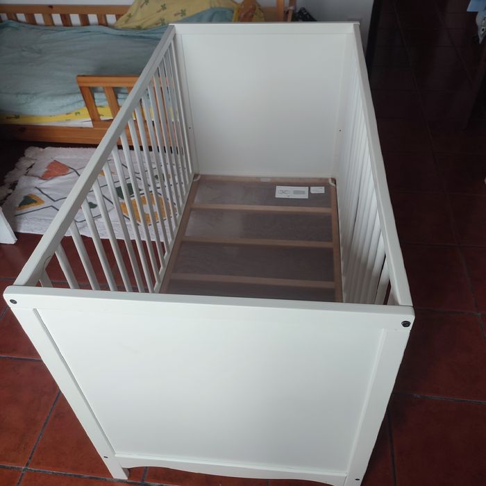 Berço branco IKEA com duas posições do estrado evolutivo, medidas 120x