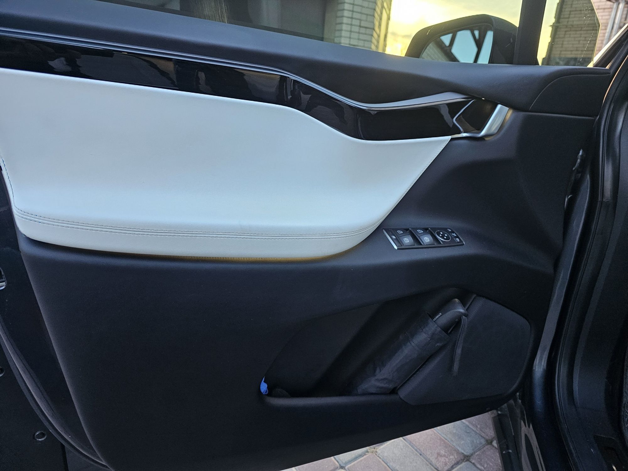 Топова Tesla Model X 2018 dual motor 100 kWt