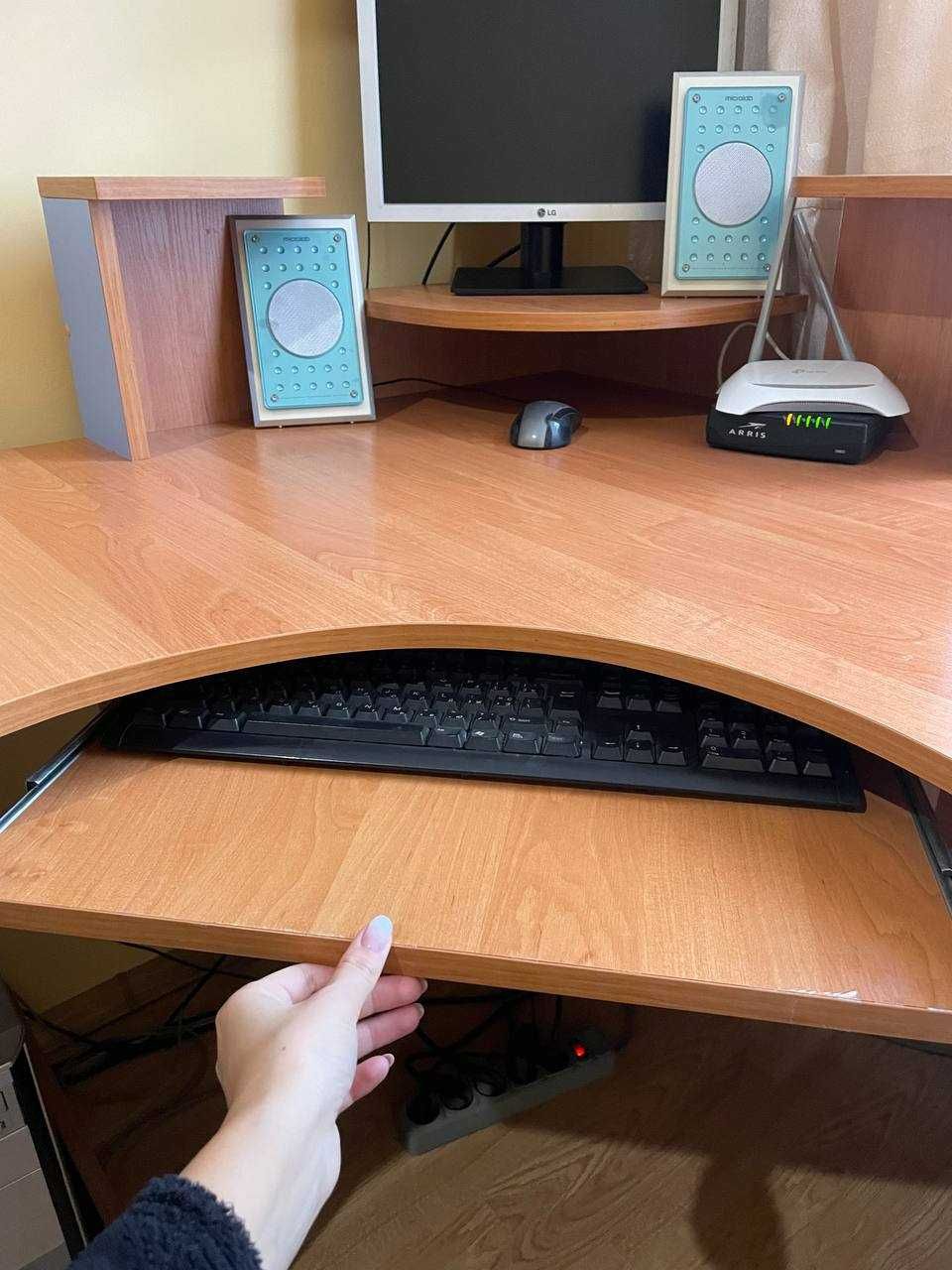 Продається письмовий стіл в ідеальному стані