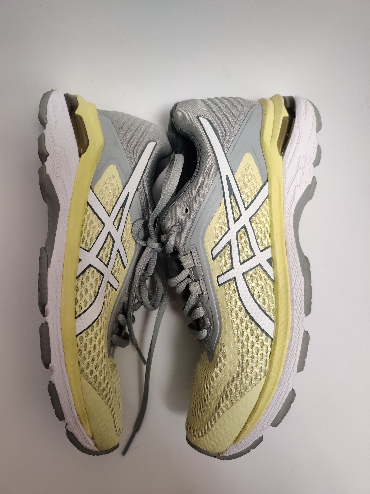 Кросівки жіночі Asics 37,5