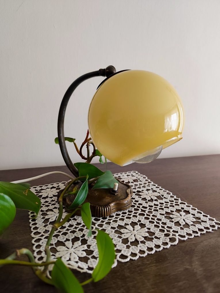 Malutka zabytkowa lampka nocna z mosiężnymi elementami. Vintage Retro