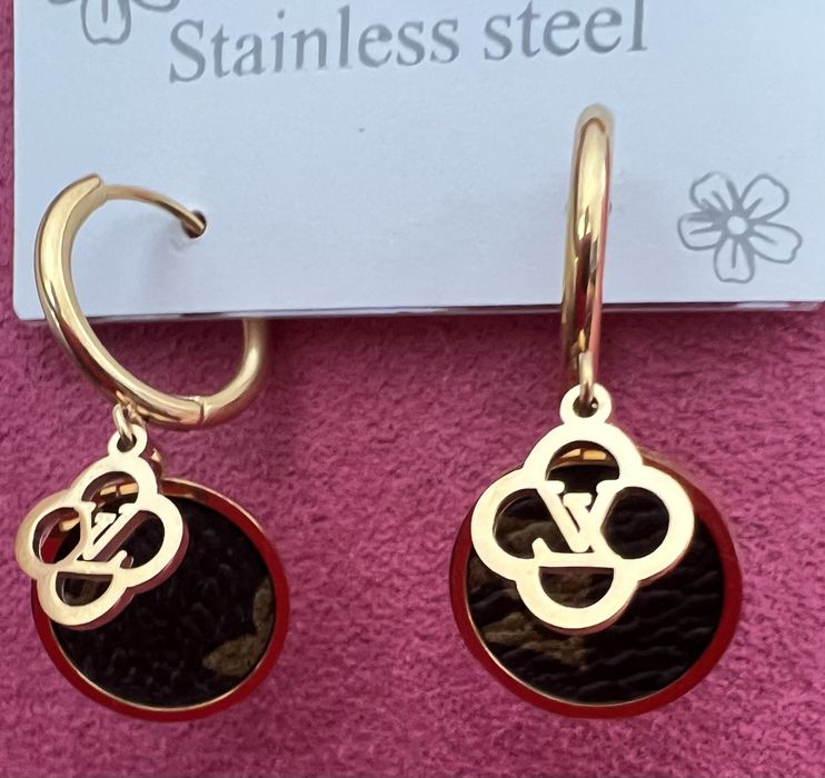 Lindos brincos dourados com detalhe em polipele