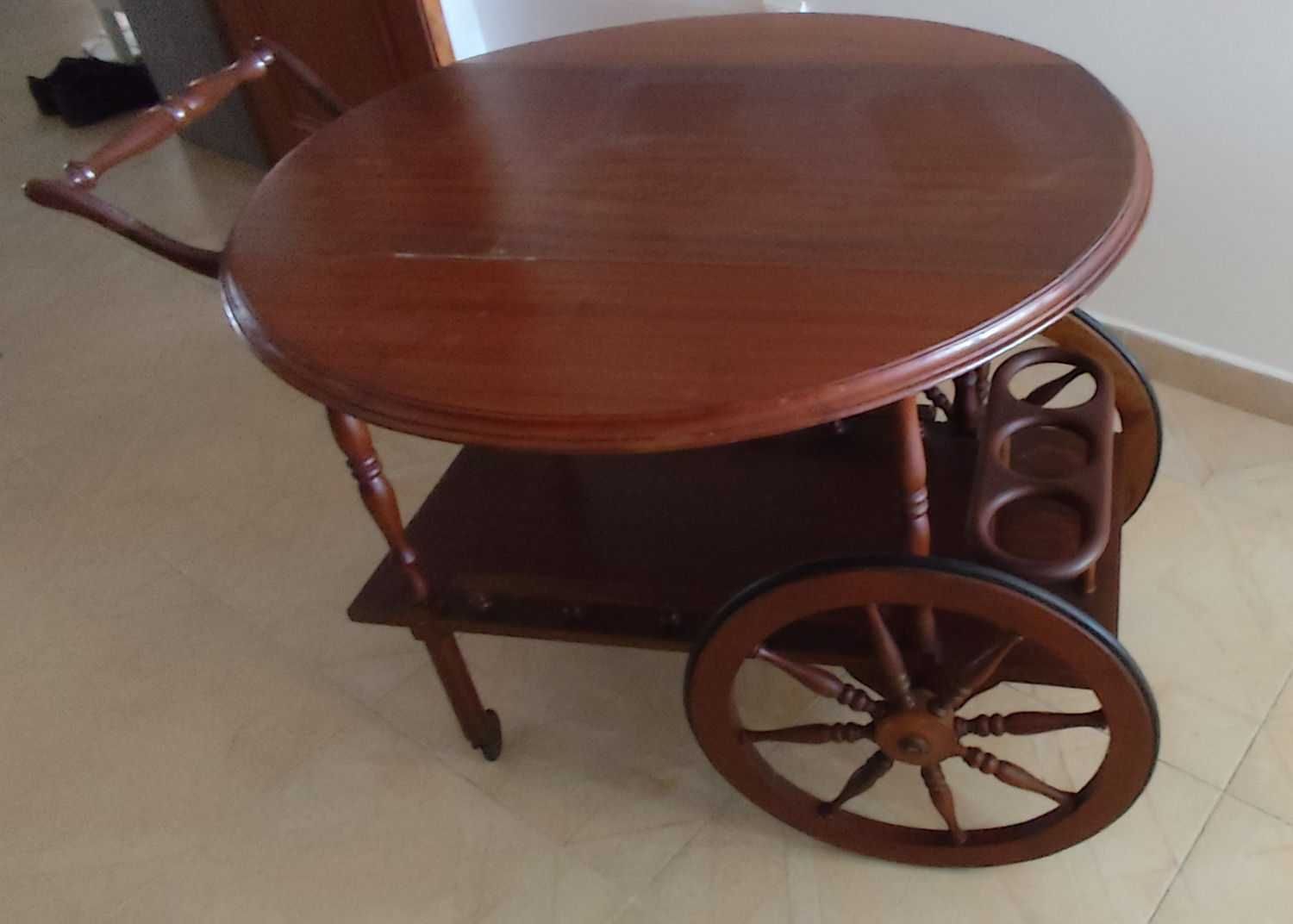 Mesa retro de apoio com rodas