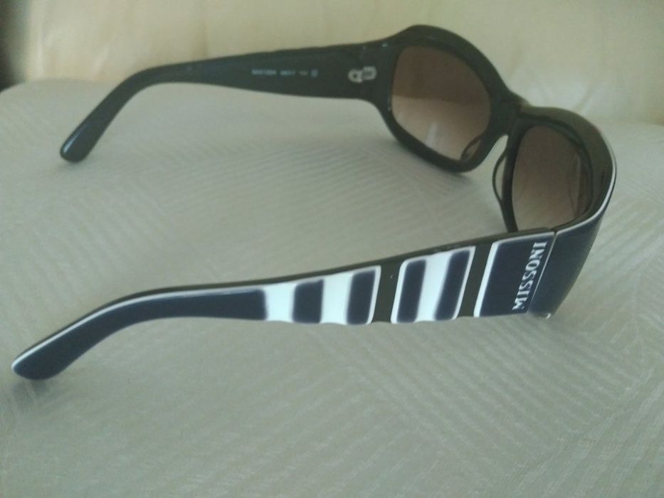 Vendo óculos de sol azuis e brancos da Missoni - como novos