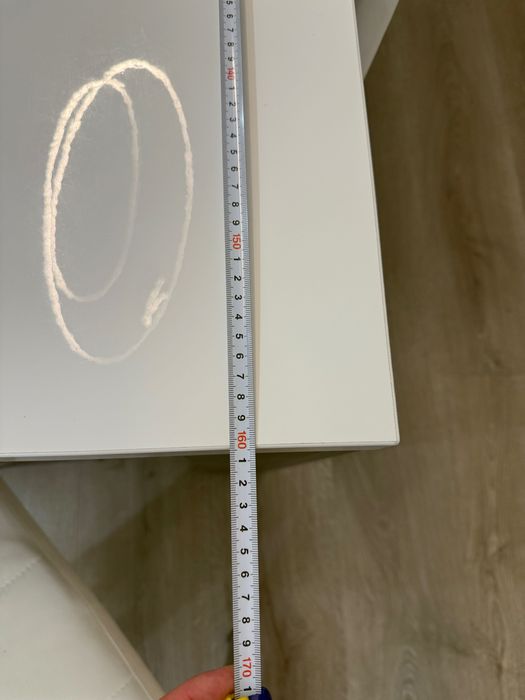 Stół rozkładany do jadalni z krzesłami.