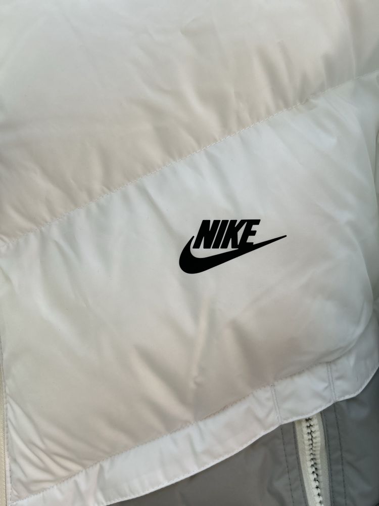 Оригінальна курточка Nike L NEW