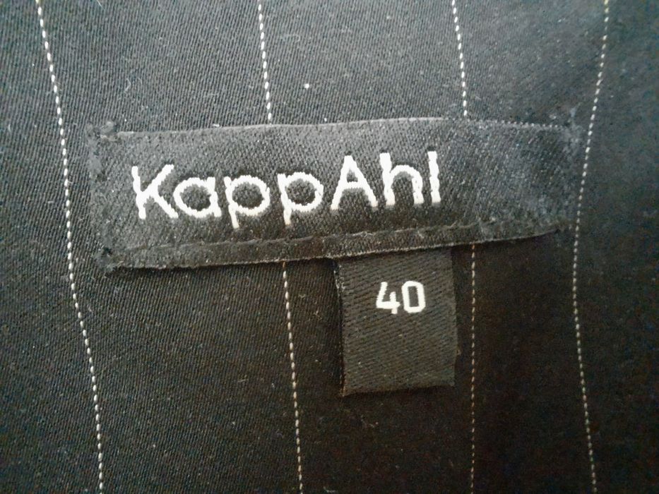Czarna prążkowana marynarka KappAhl
