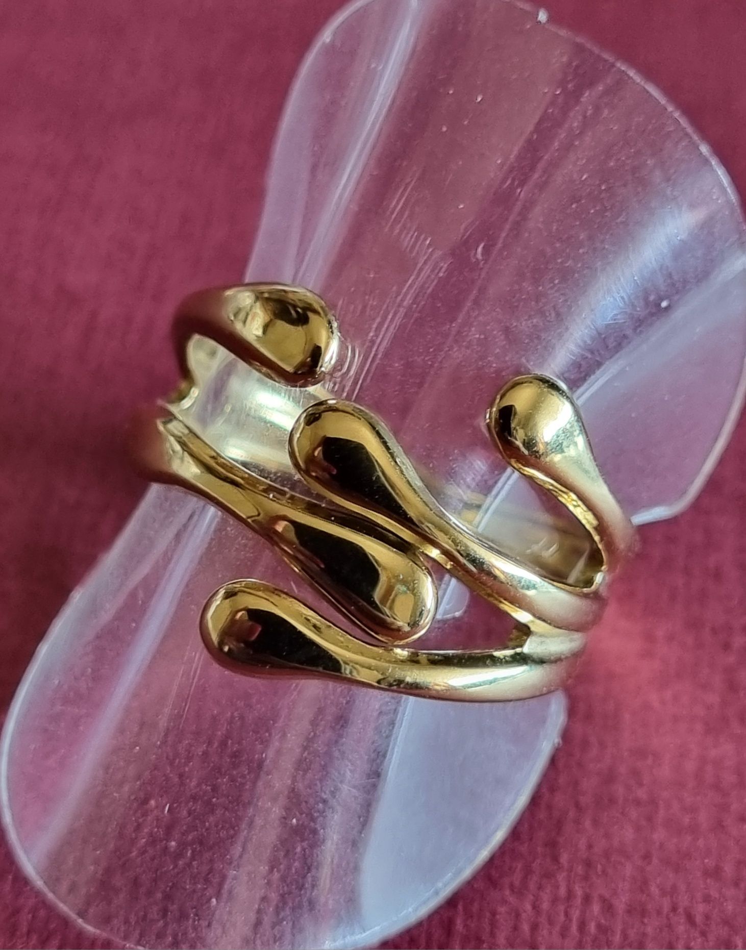 Anel dourado, em aço inoxidável, muito elegante. Ajustável