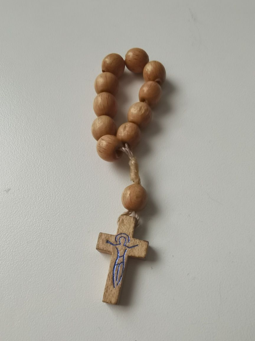 Różaniec drewniany mały krzyżyk chrześcijaństwo