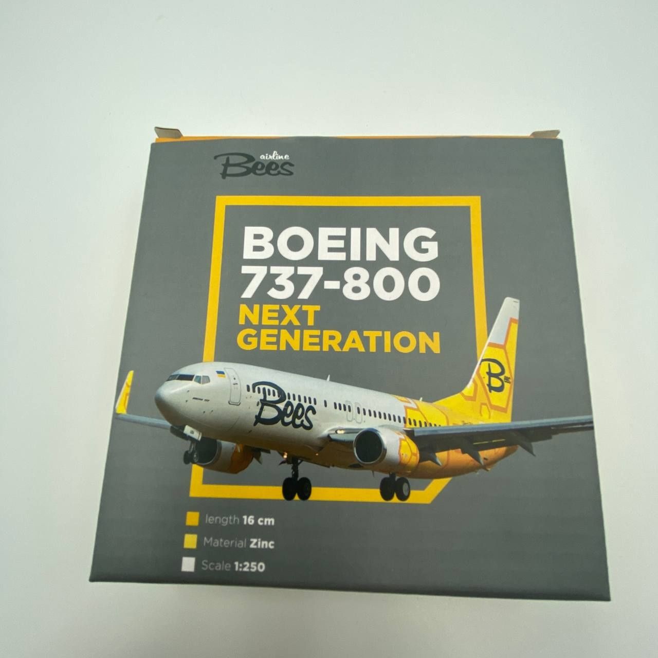 Сувенірна модель літака Boeing 737 Bees Airlines (1:250) 16см метал