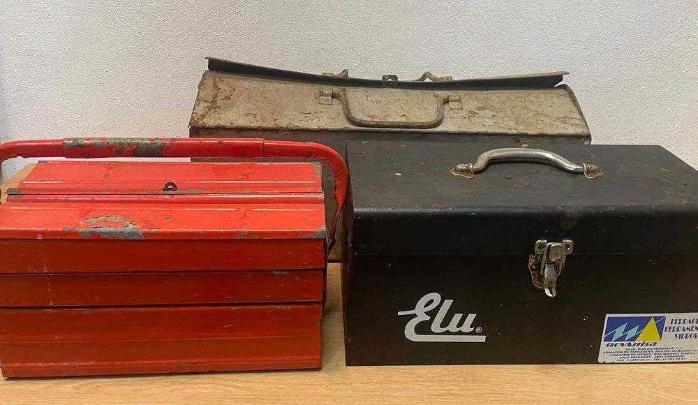 Caixas de ferramenta antigas em metal