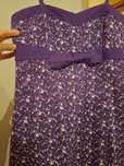 Vestido lilás de alças por cima do joelho