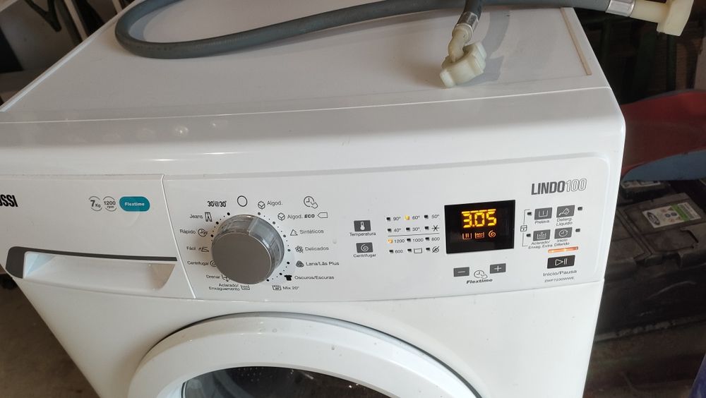 Máquina de lavar roupa Zanussi.