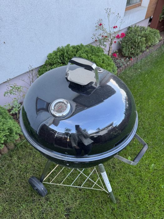 Czarny grill węglowy ogrodowy na kółkach 60cm