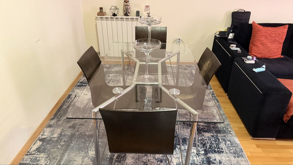 Mesa de sala de vidro e 4 cadeiras de madeira
