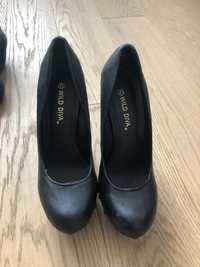 Czarne szpilki, czarne buty na obcasie