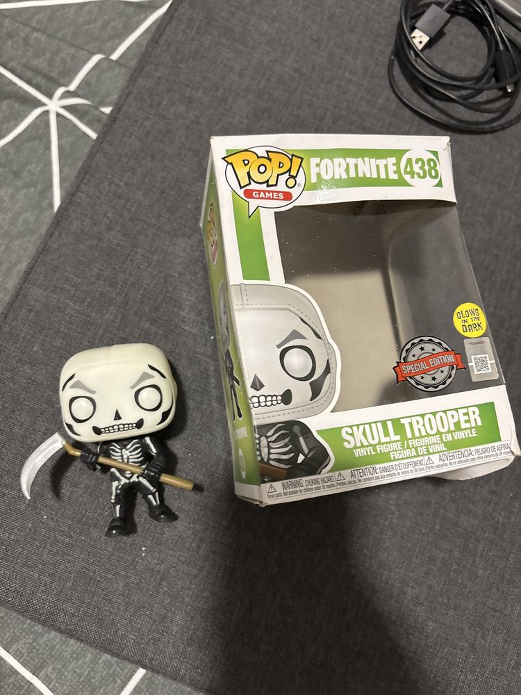 Funko pop skull trooper 100% original mas com caixa danificada