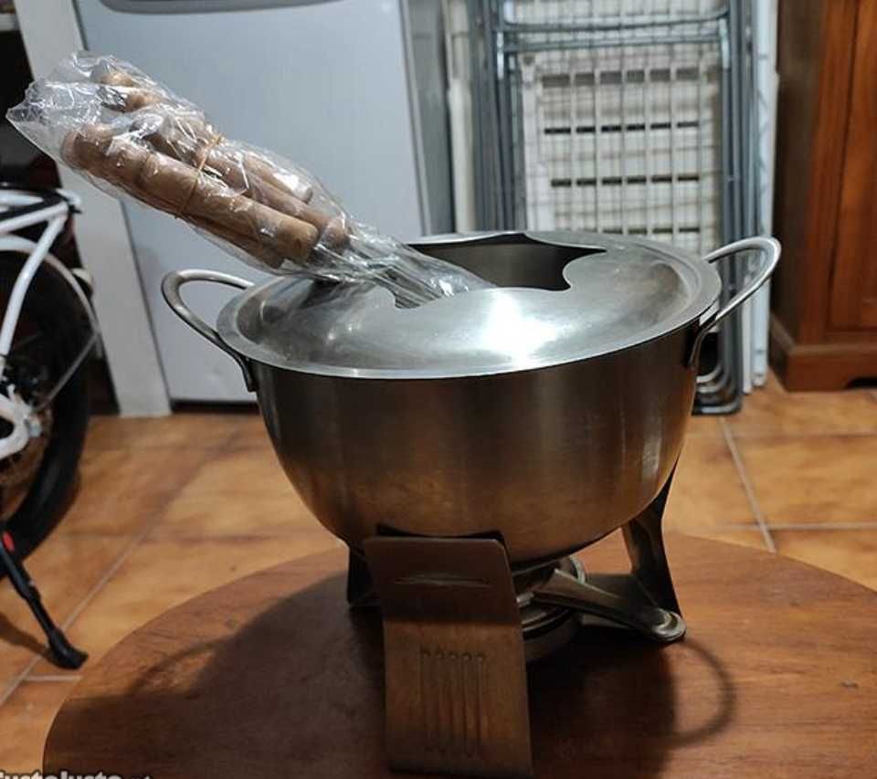 Fondue em inox com garfos
