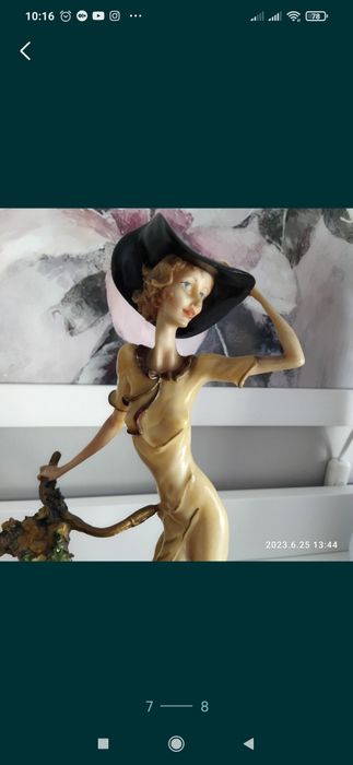 Estatueta senhora na bicicleta