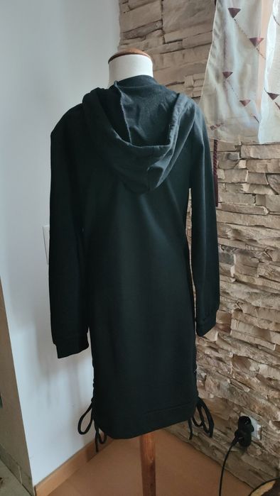 Vestido gótico com capuz e atilhos