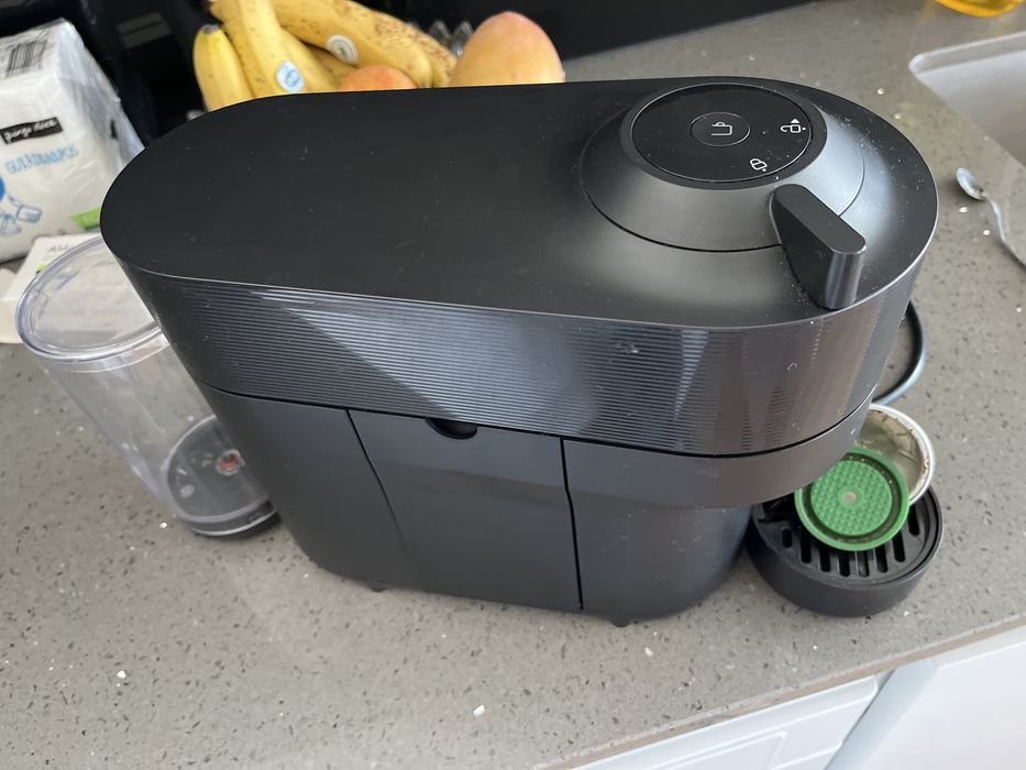Maquina de cafe Nespresso com tampa para carregar cafe .