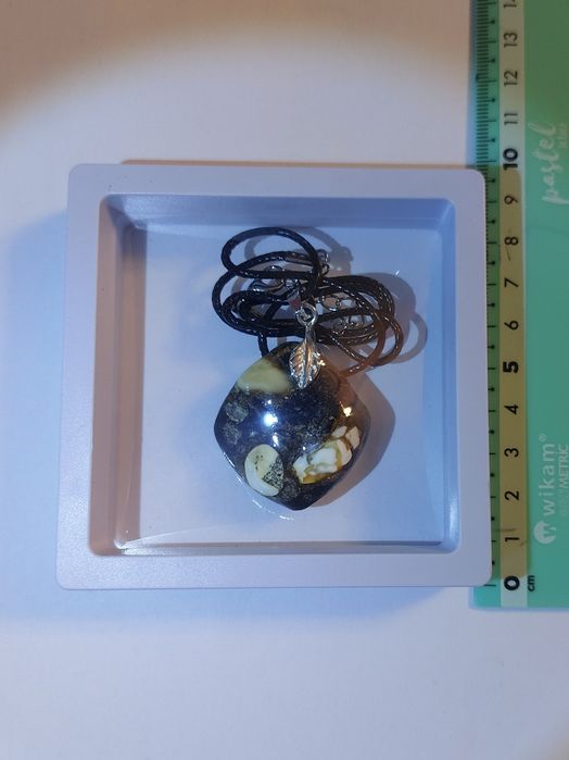 oryginalny bursztyn z białymi inkluzjami