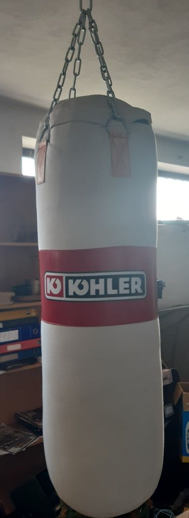 Saco de boxe com luvas e fitas