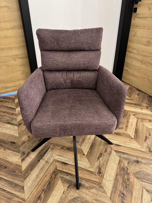 Piękny fotel obrotowy bardzo wyjodny