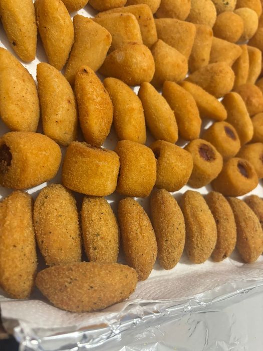 Caixa com 50 salgadinhos fritos variados