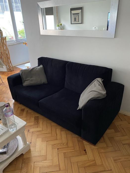 Sofá preto confortável