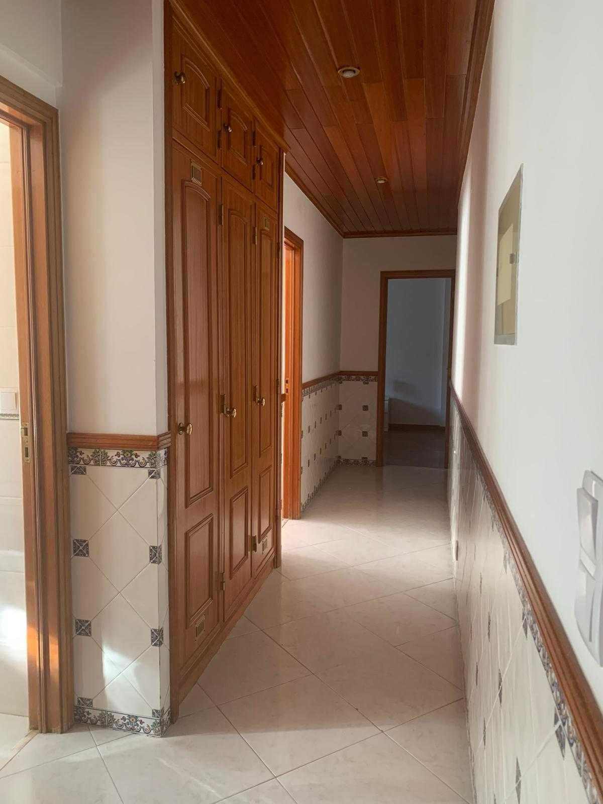 Quarto para arrendar na Amadora próximo Metro/CP