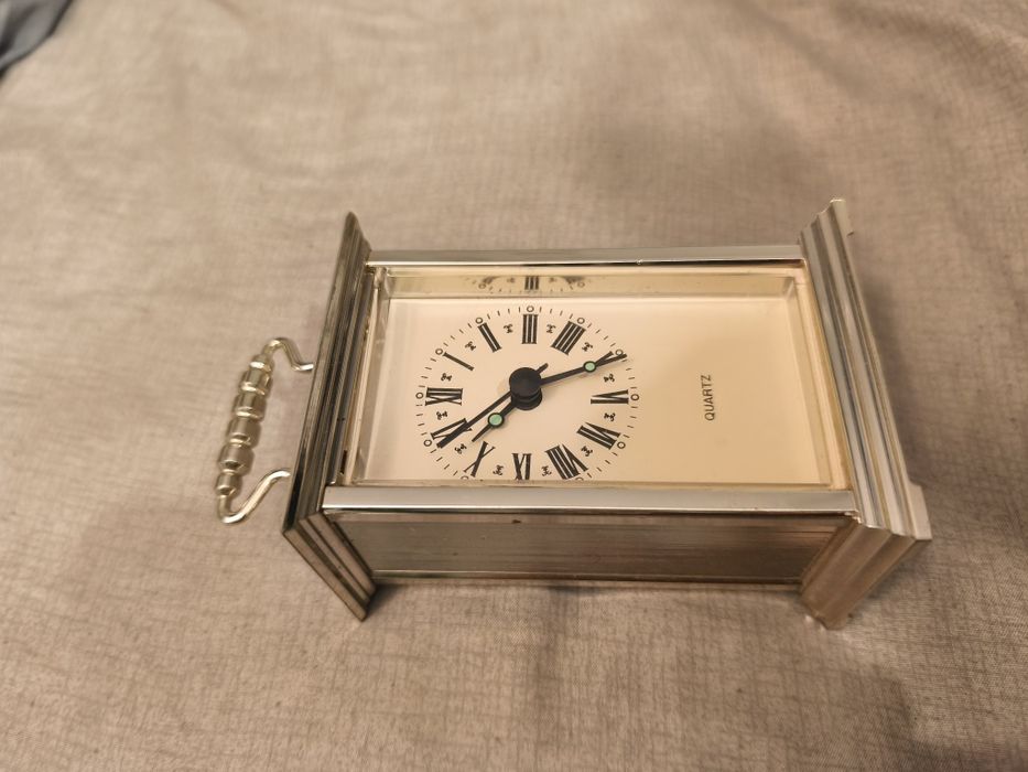 mały, przenośny, srebrny zegar kwarcowy w stylu karety