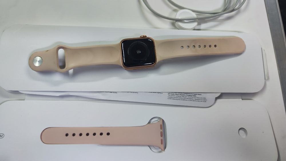 Apple Watch Series 5 GPS 40mm Gold Aluminum Case