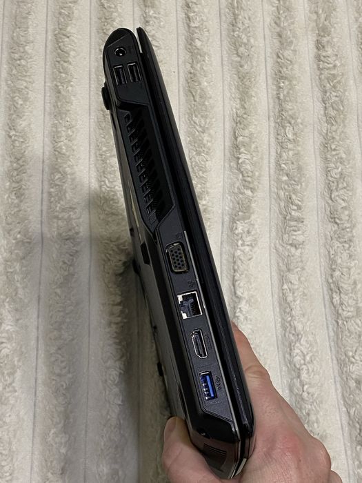 Шустрий Ноутбук Medion Akoya MD98760 core i3 ОЗУ 4гб ссд256гб