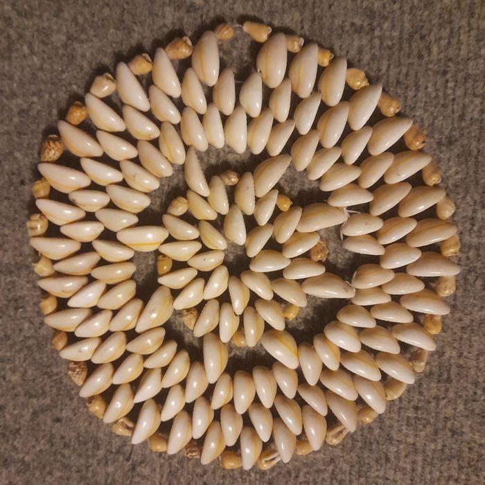 Podkładka okrągła z muszelek.