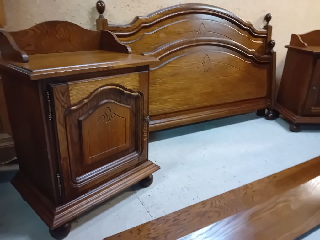 Łóżko dębowe z szafkami nocnymi