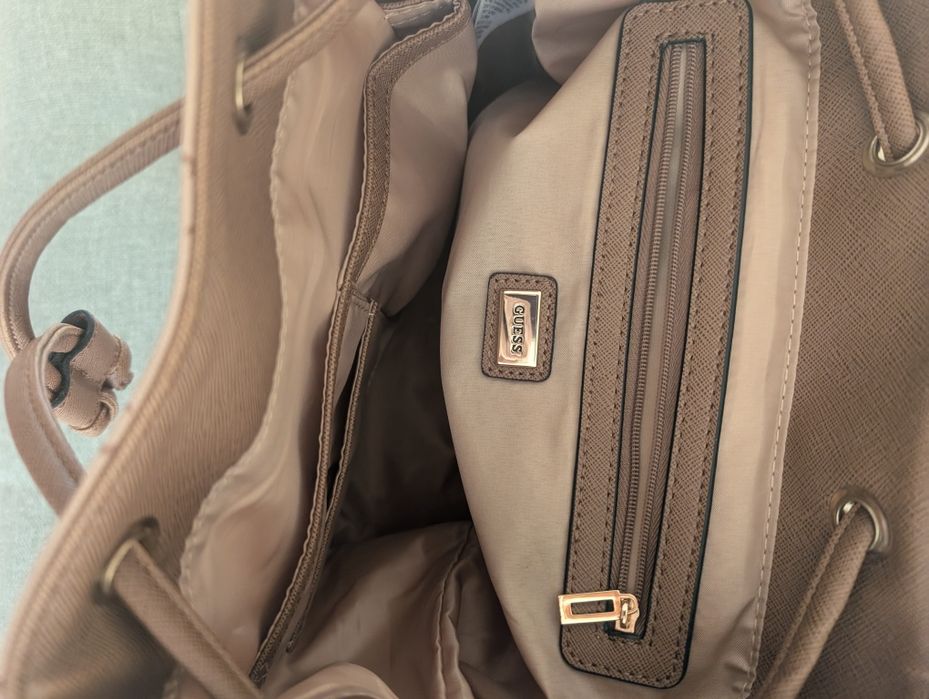 Mochila Feminina Guess