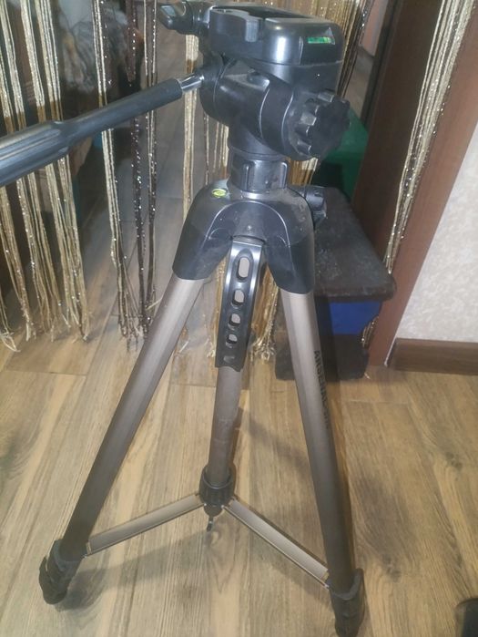 Штатив ,тринога.
