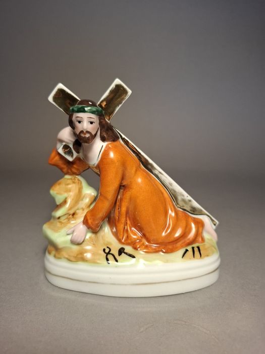 Figurka Jezus upada pod krzyżem biskwit