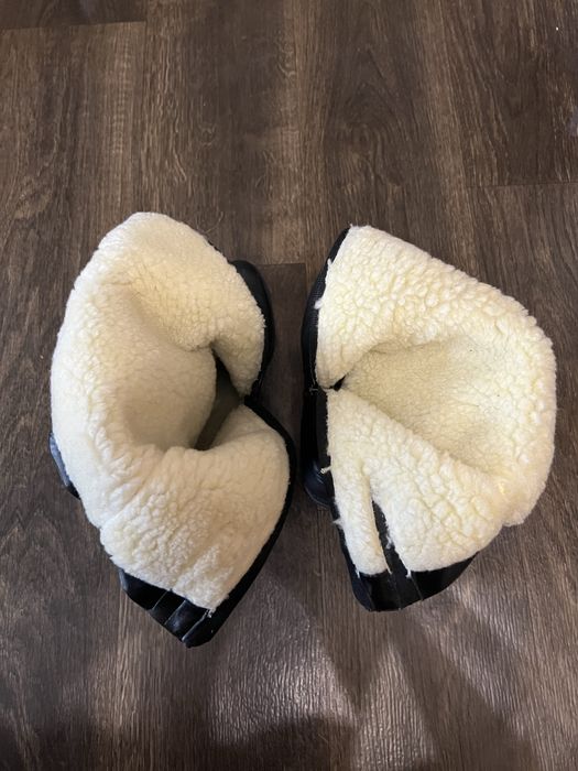 Продам, жіночі чоботи  чорні на хутру.