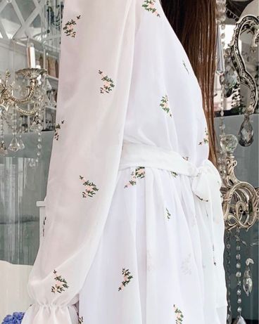 Біле плаття в дрібну квіточку