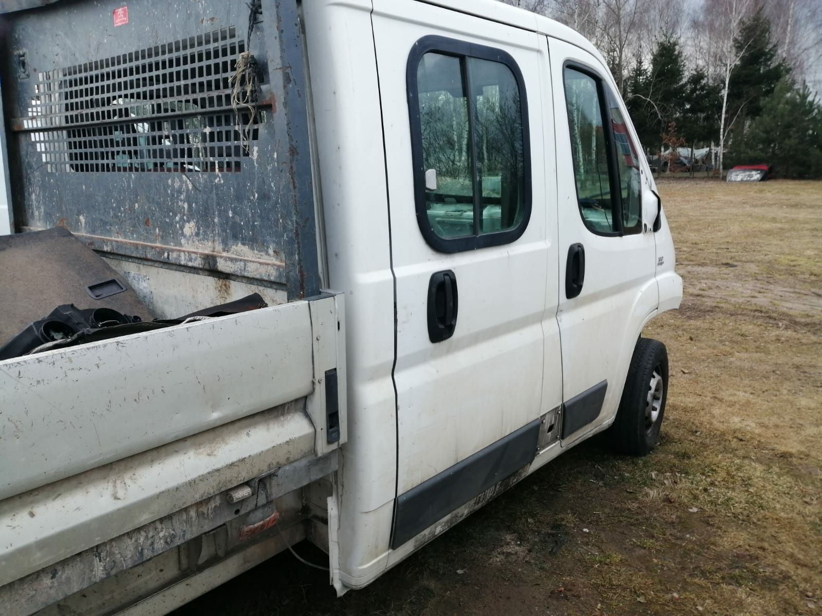 Maska fiat ducato 2010 r biała jest kilka dołków widocznych pod kątem